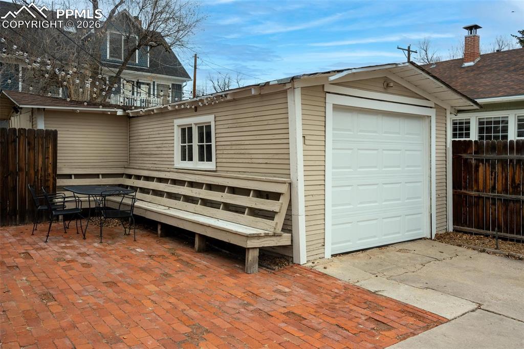 Image 37 of 43: Garage