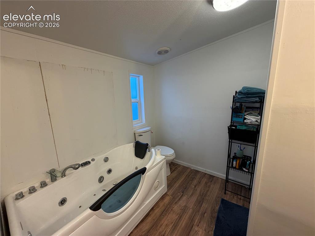 Image 14 of 20: Bathroom