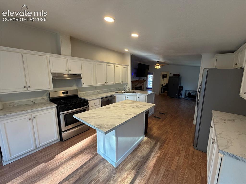 Image 4 of 20: Kitchen