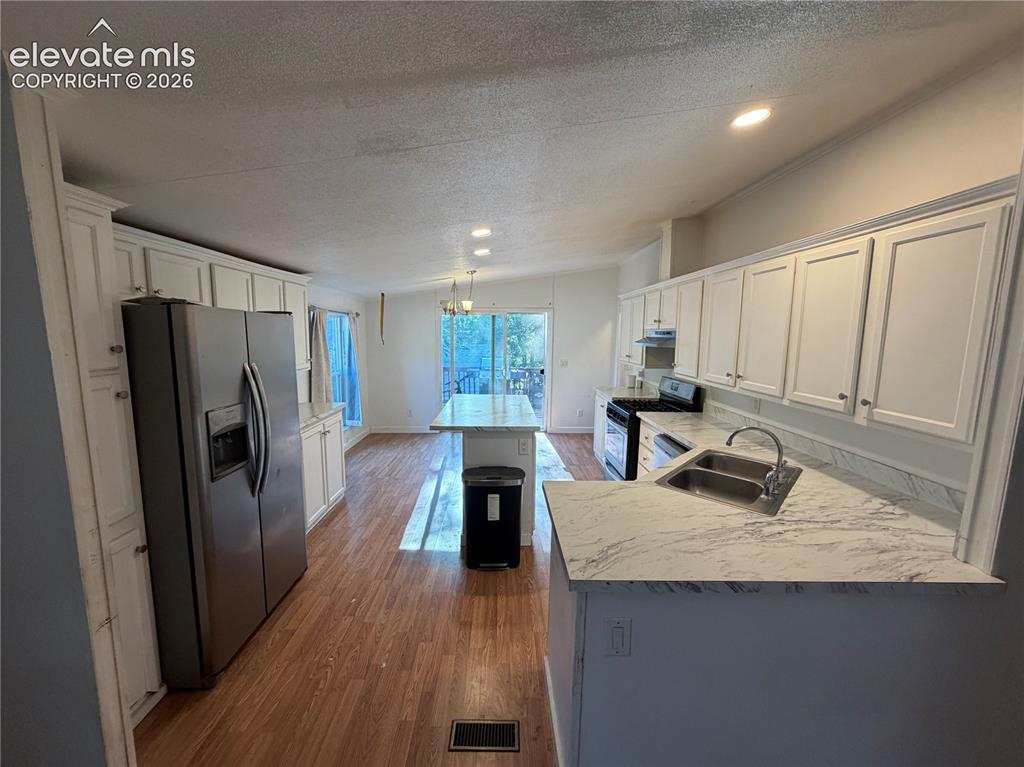 Image 6 of 20: Kitchen