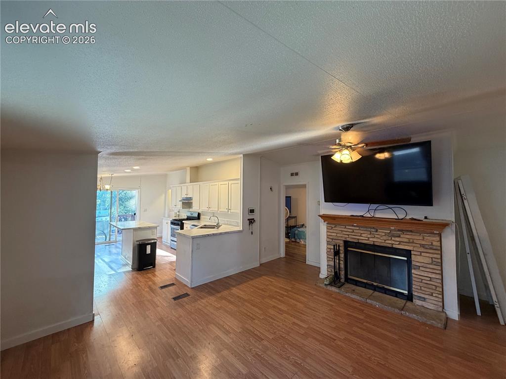 Image 7 of 20: Living Room