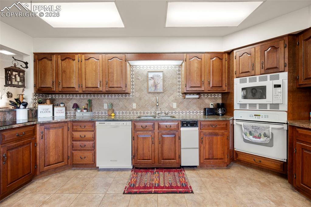 Image 10 of 39: Kitchen