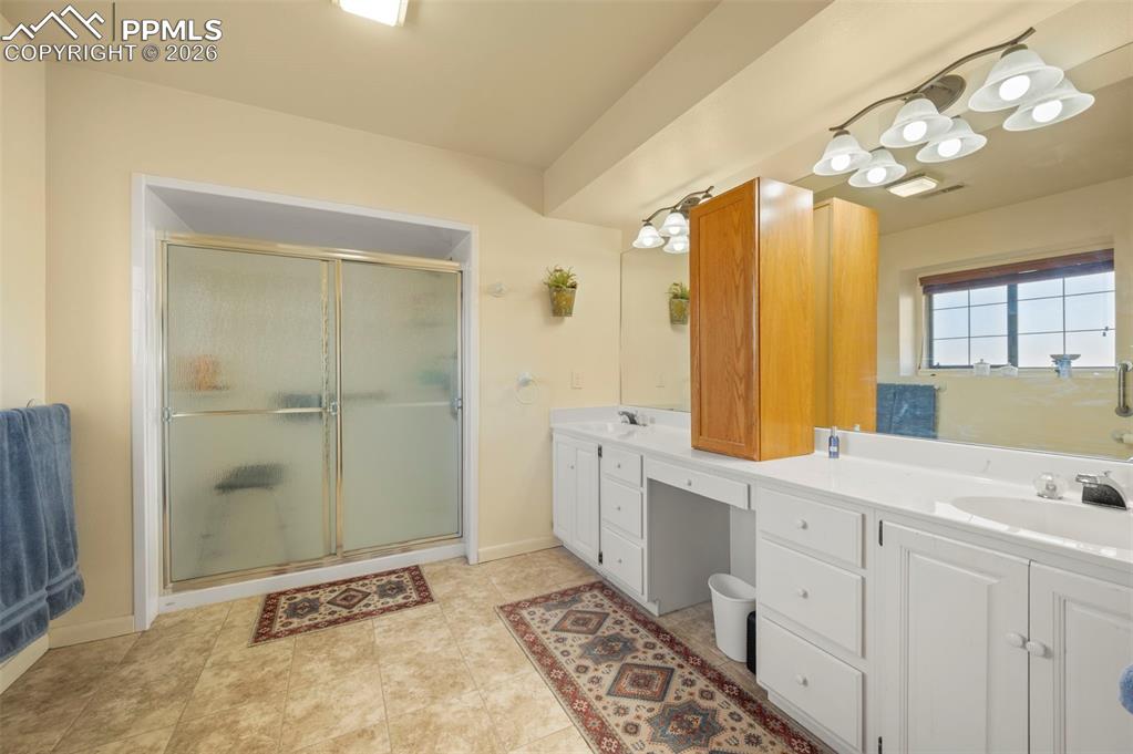 Image 15 of 39: Bathroom