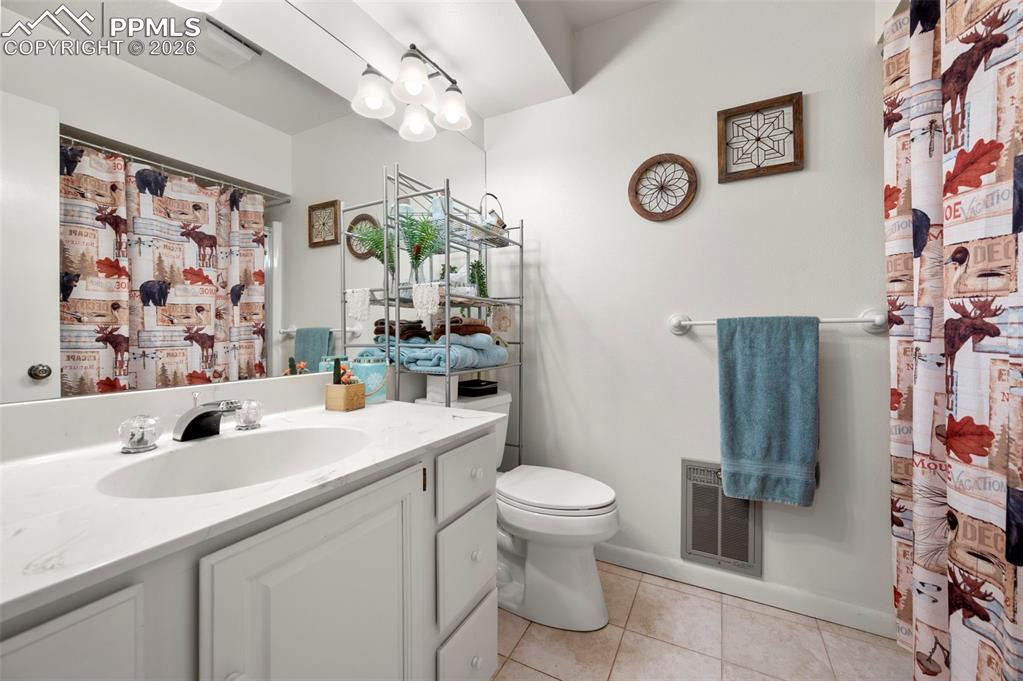 Image 20 of 39: Bathroom