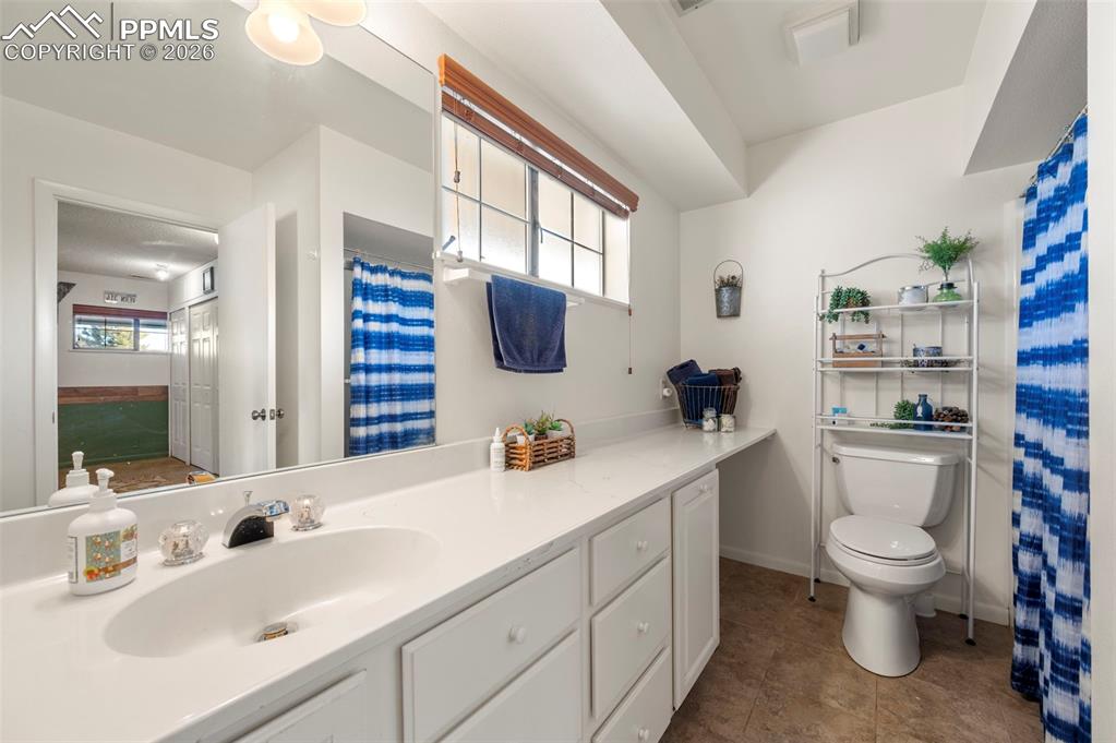 Image 21 of 39: Bathroom