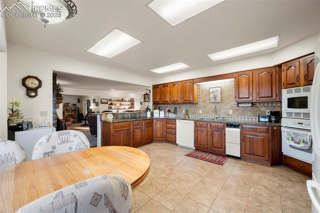 Image 9 of 39: Kitchen