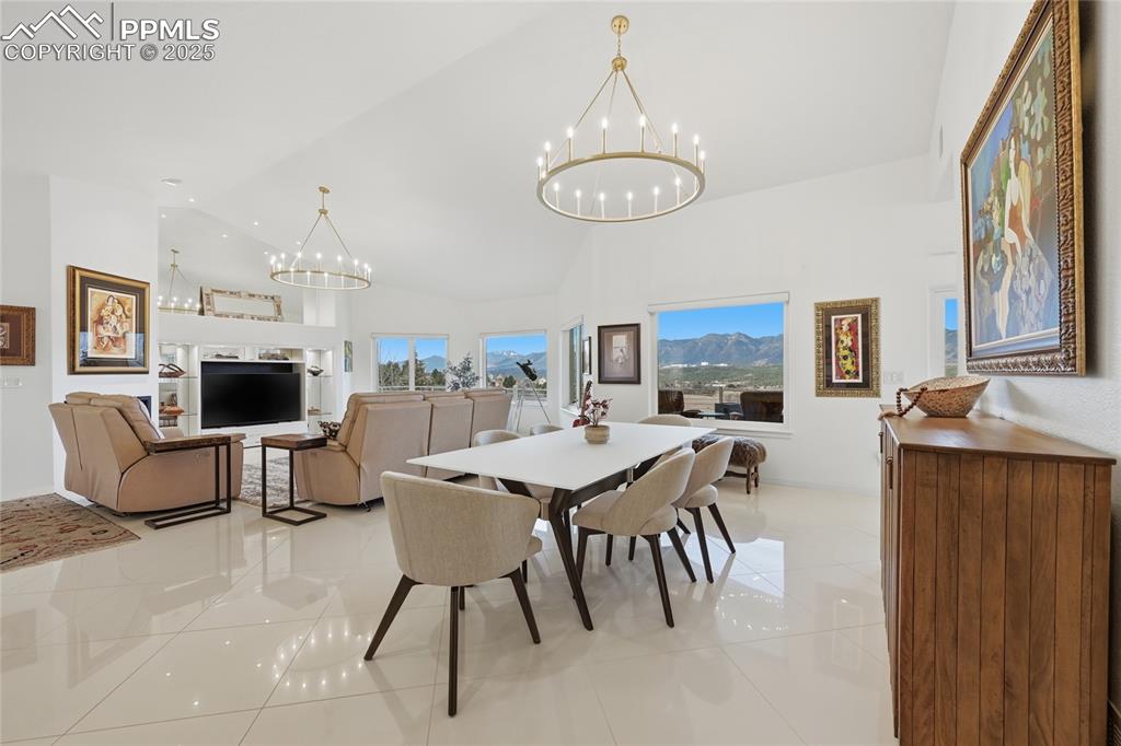 Image 10 of 50: Dining Area