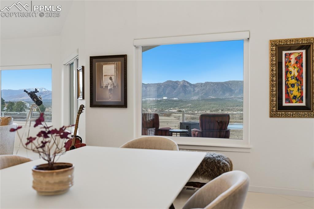 Image 11 of 50: Dining Area