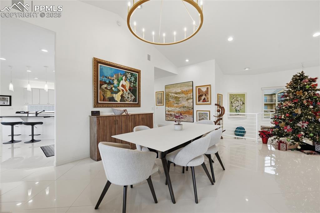 Image 13 of 50: Dining Area