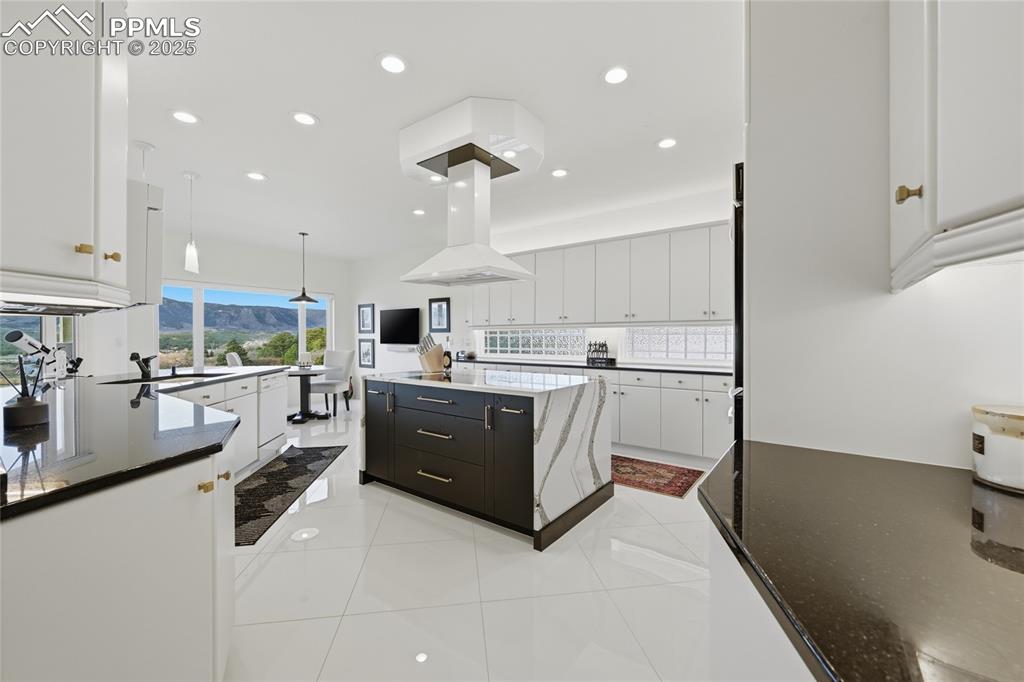 Image 14 of 50: Kitchen