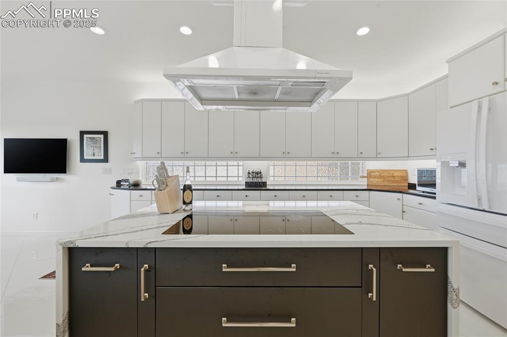 Image 15 of 50: Kitchen