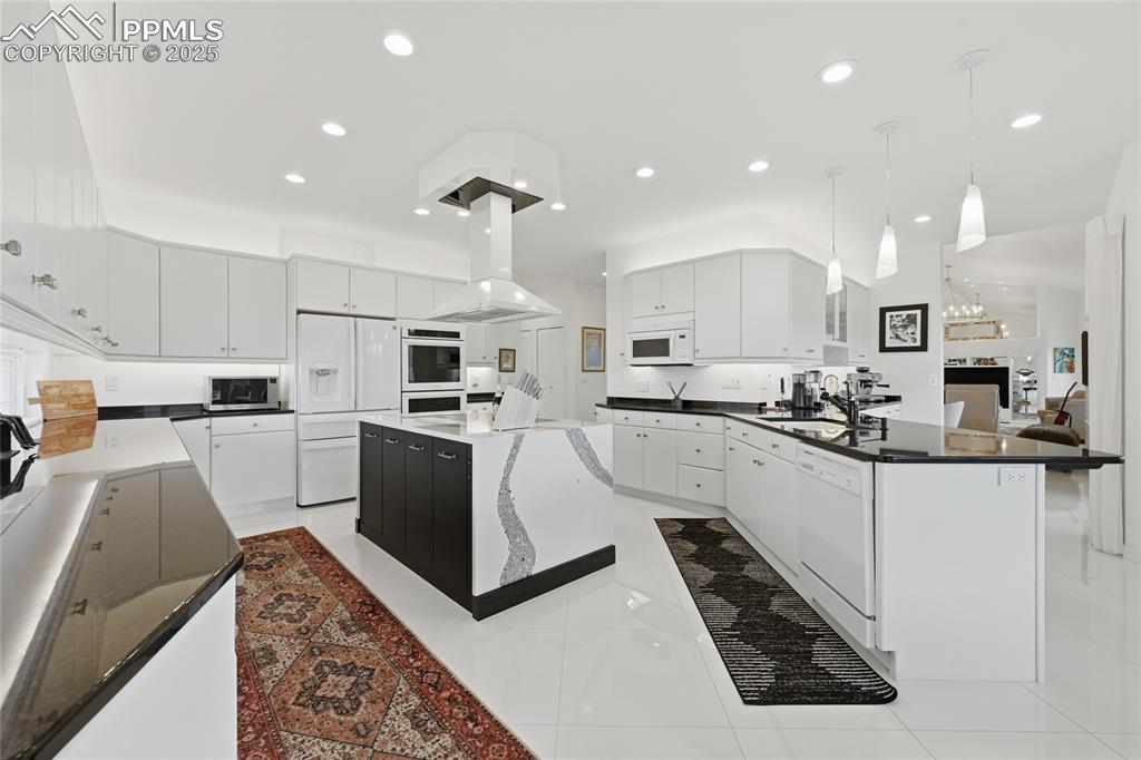 Image 17 of 50: Kitchen