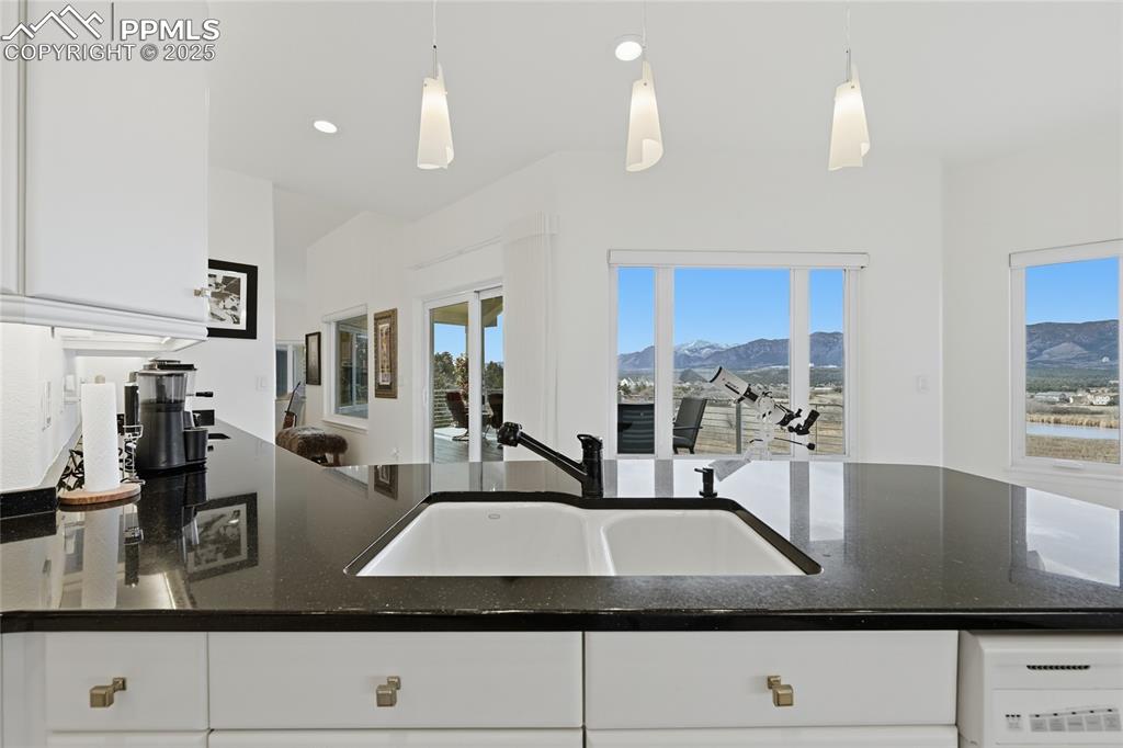 Image 18 of 50: Kitchen