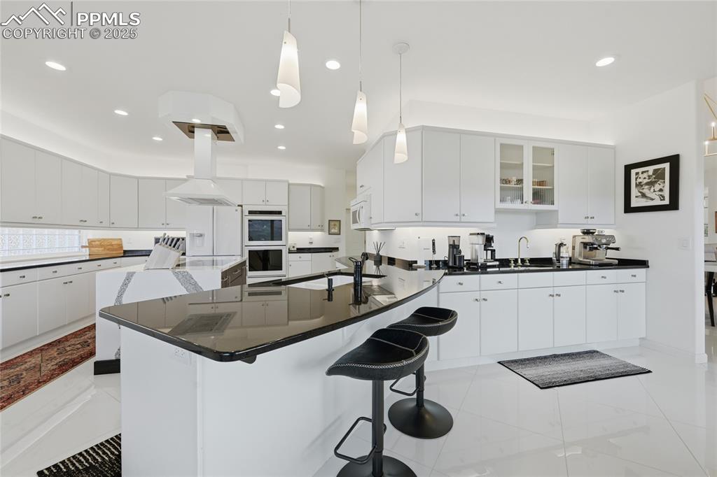 Image 20 of 50: Kitchen