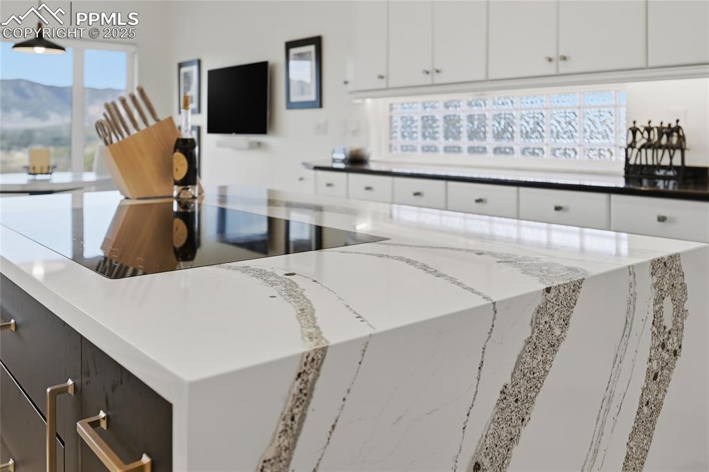 Image 21 of 50: Kitchen