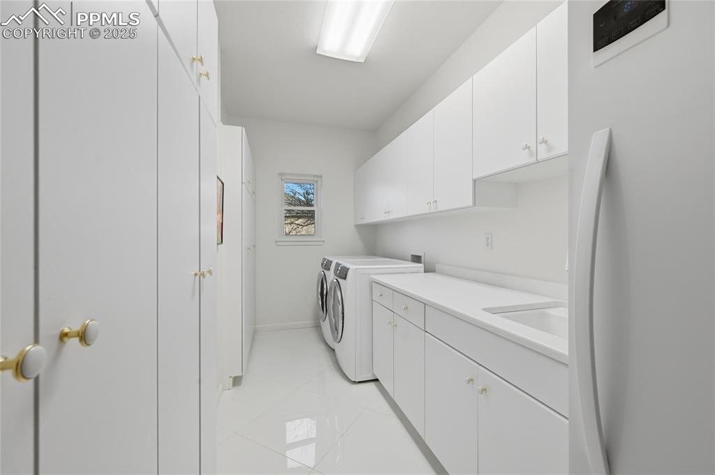 Image 22 of 50: Laundry