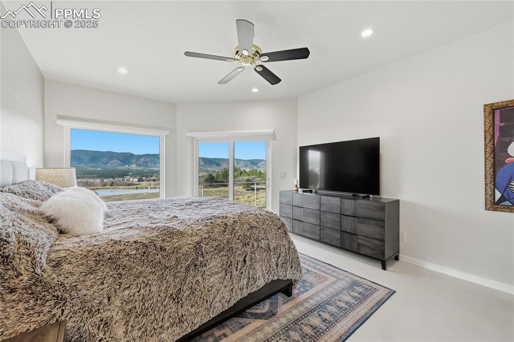 Image 25 of 50: Bedroom