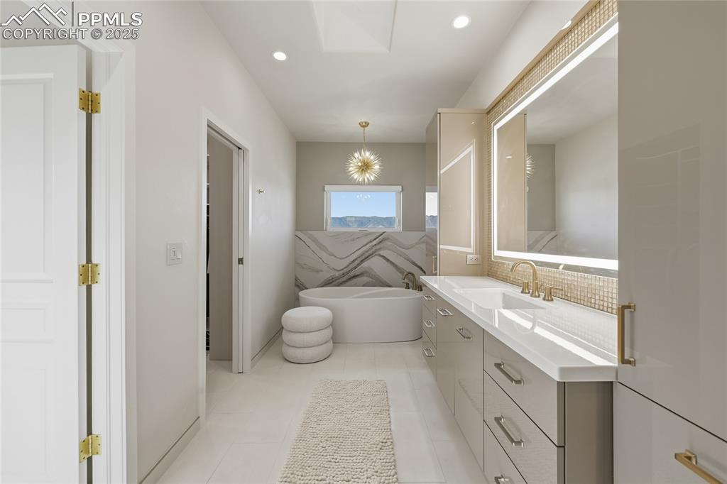 Image 26 of 50: Bathroom