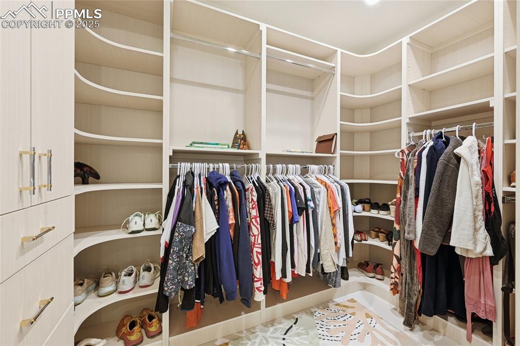 Image 27 of 50: Closet