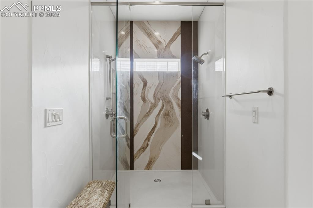 Image 28 of 50: Bathroom