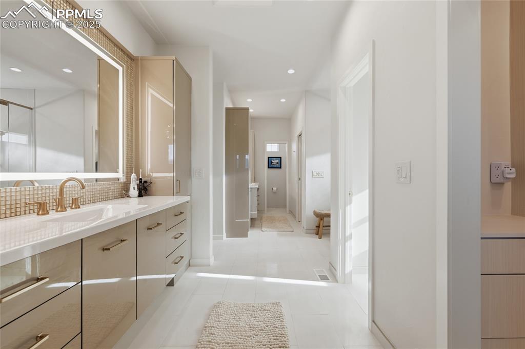 Image 29 of 50: Bathroom