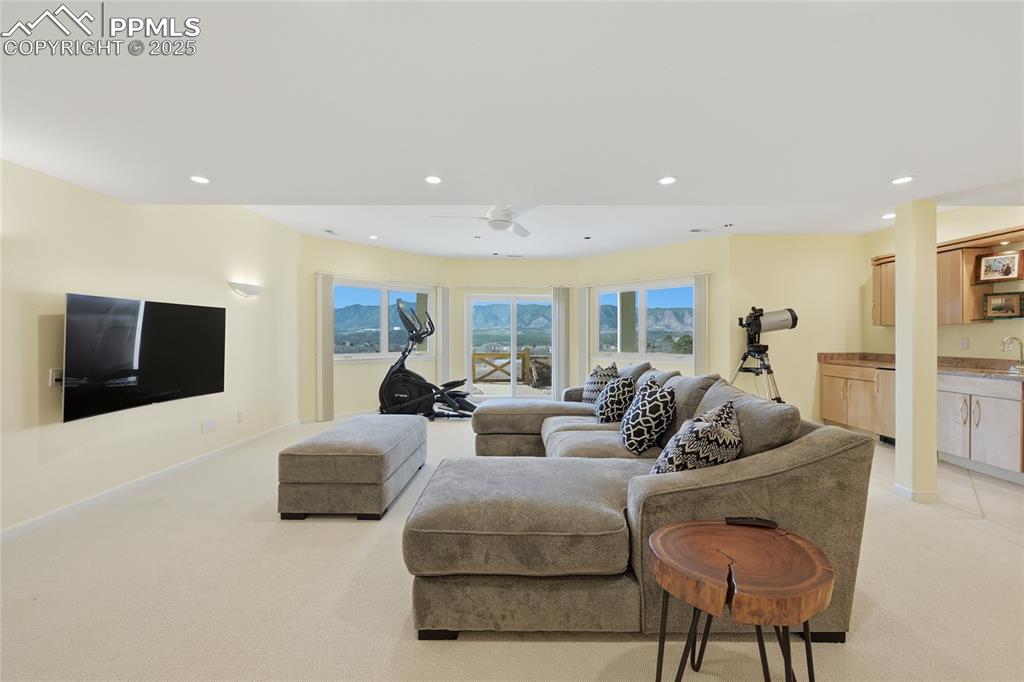 Image 32 of 50: Living Room