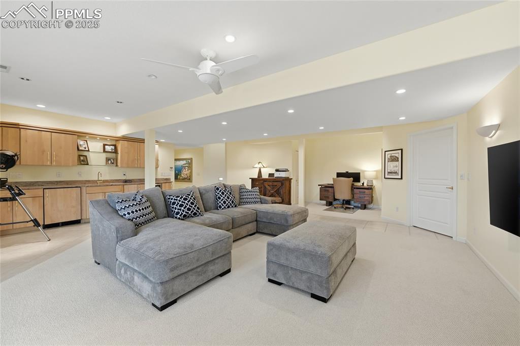 Image 34 of 50: Living Room