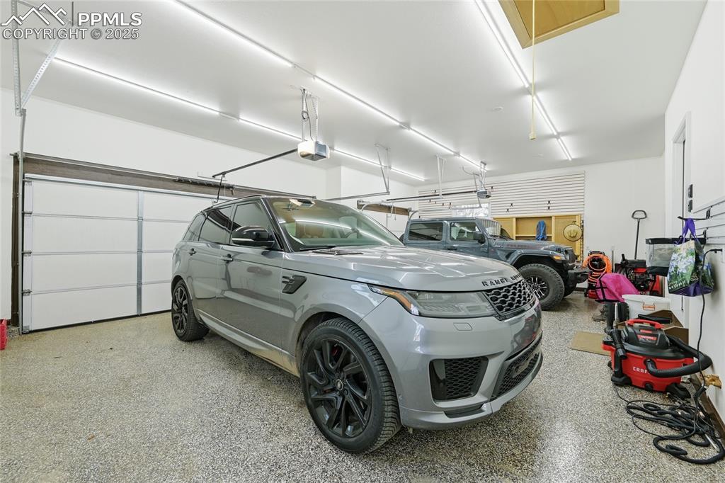 Image 39 of 50: Garage