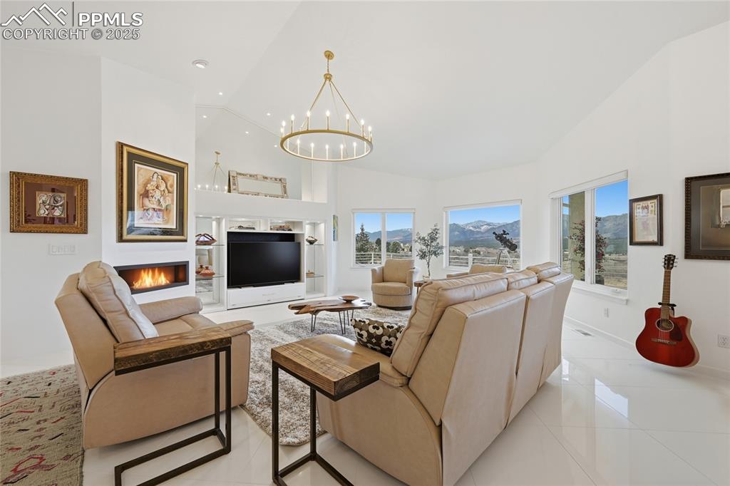 Image 7 of 50: Living Room