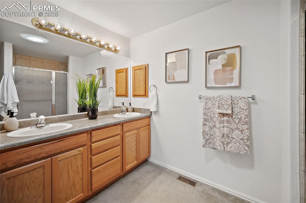 Image 18 of 43: Bathroom