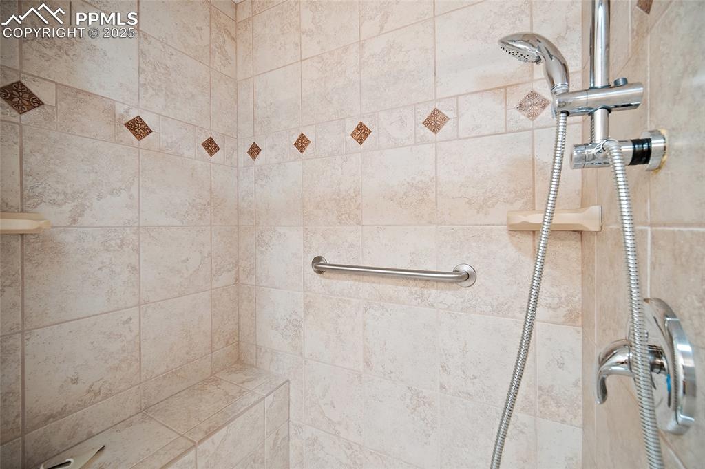 Image 20 of 43: Bathroom