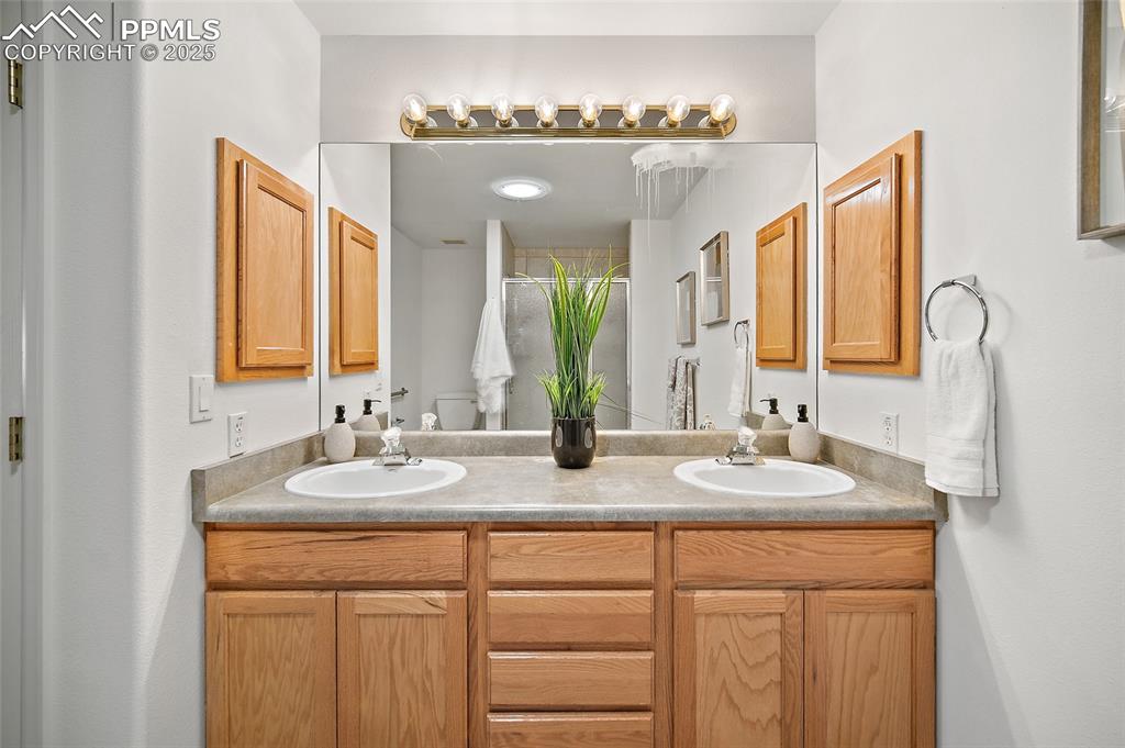 Image 21 of 43: Bathroom