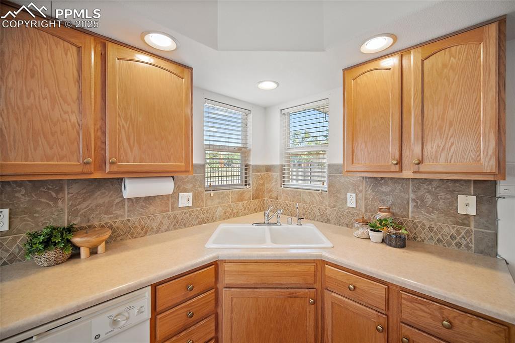 Image 6 of 43: Kitchen