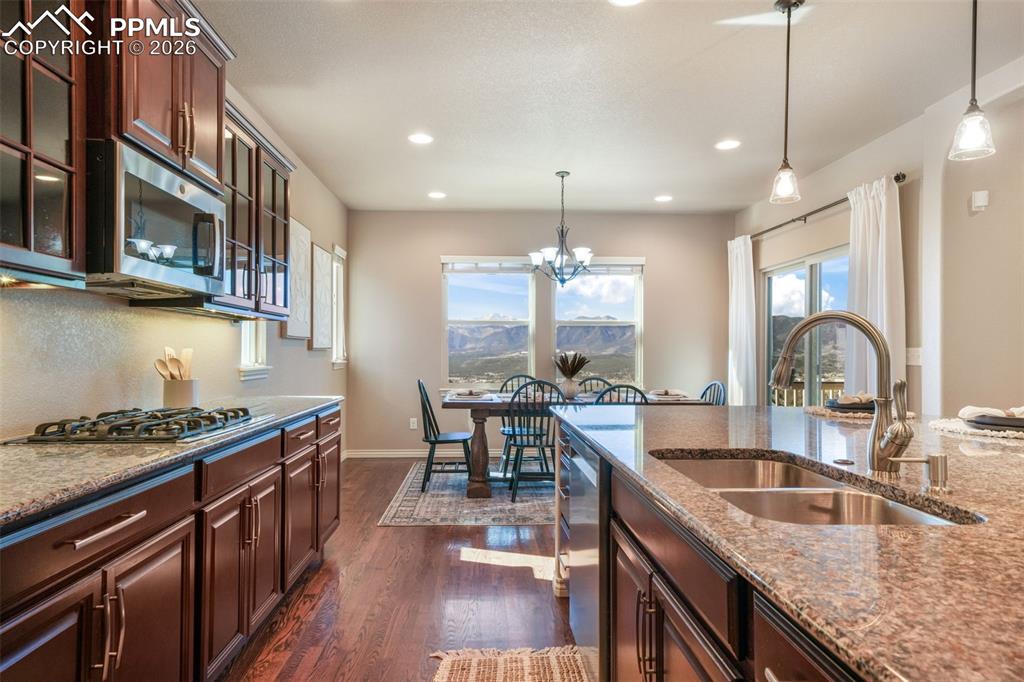 Image 11 of 50: Kitchen