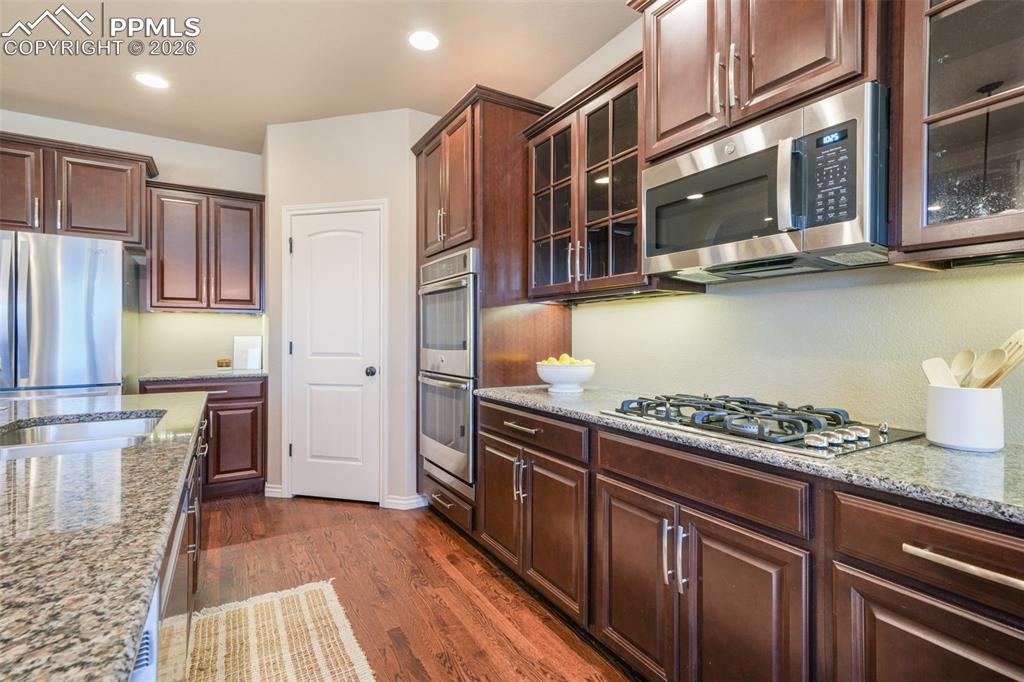 Image 13 of 50: Kitchen