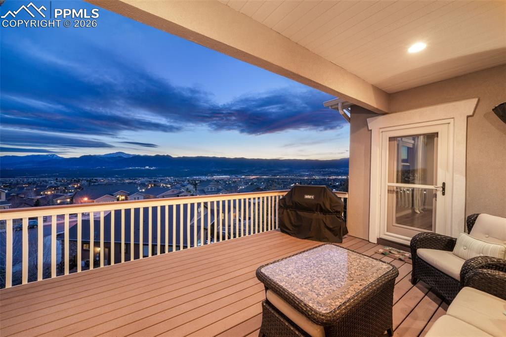 Image 18 of 50: Deck