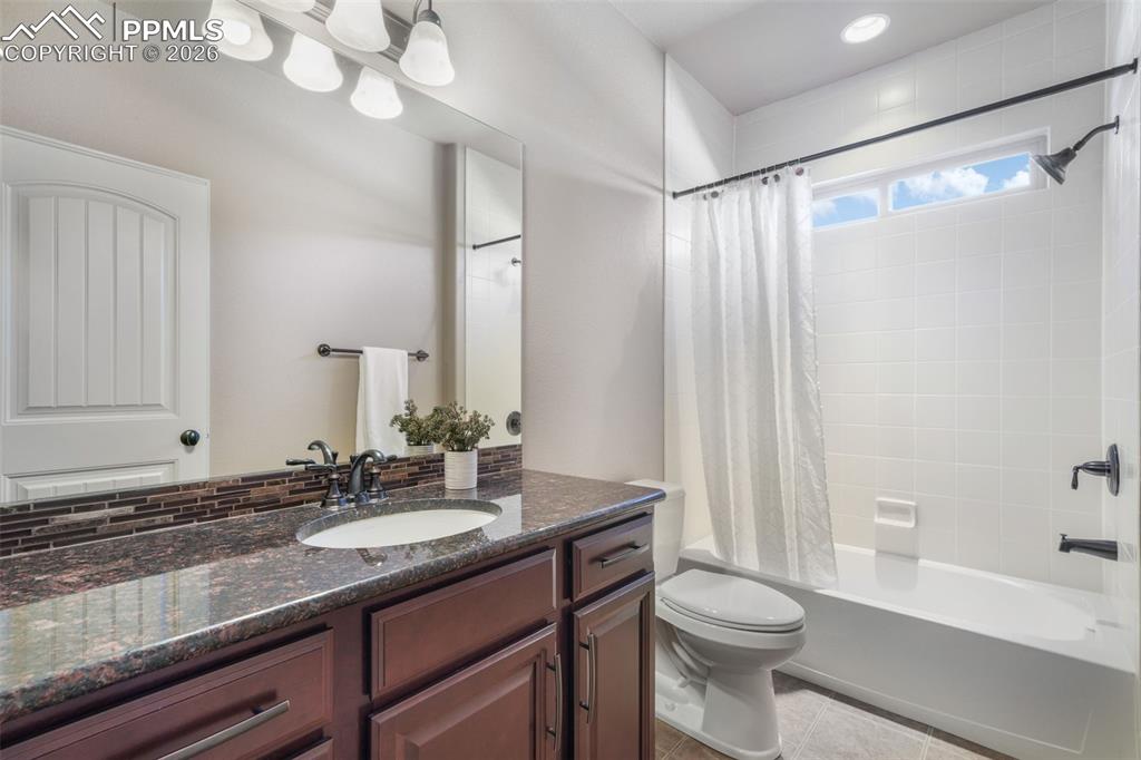 Image 28 of 50: Bathroom