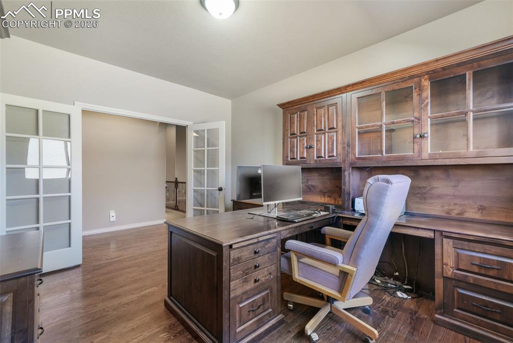 Image 29 of 50: Office