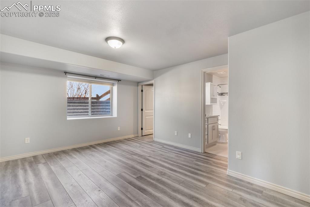 Image 33 of 50: Bedroom