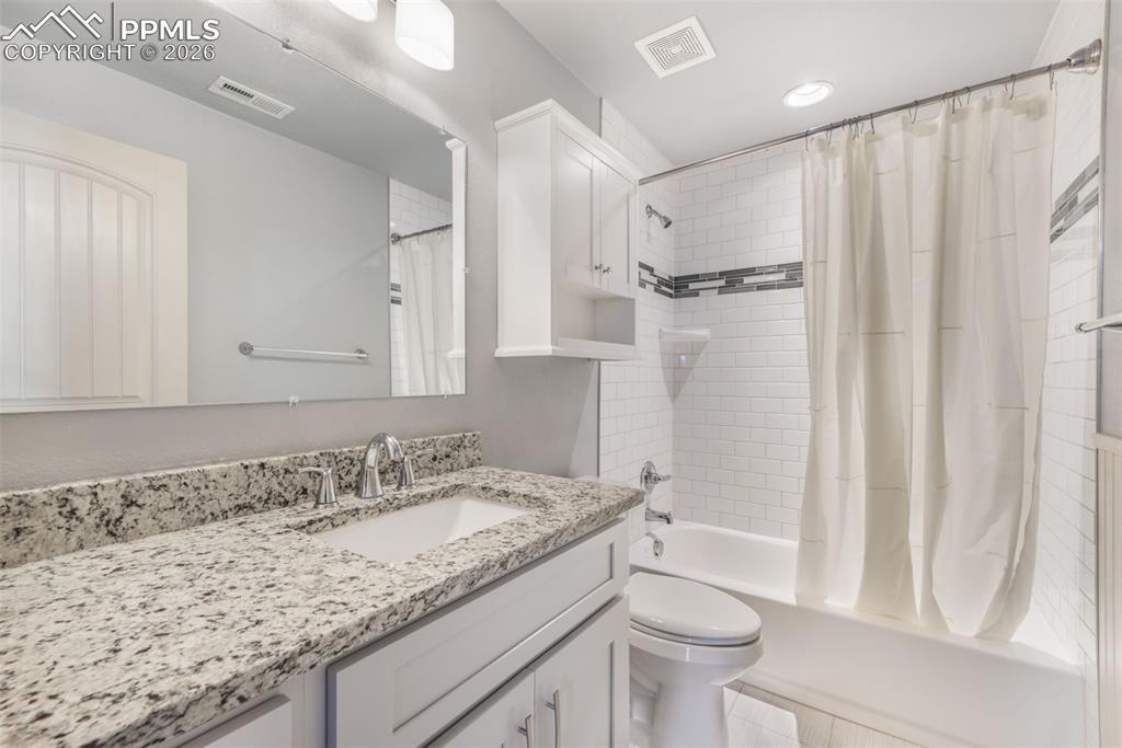 Image 35 of 50: Bathroom