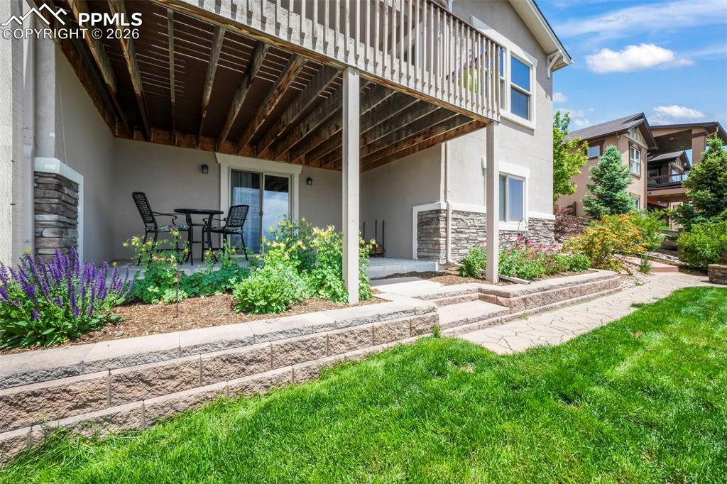 Image 44 of 50: Yard