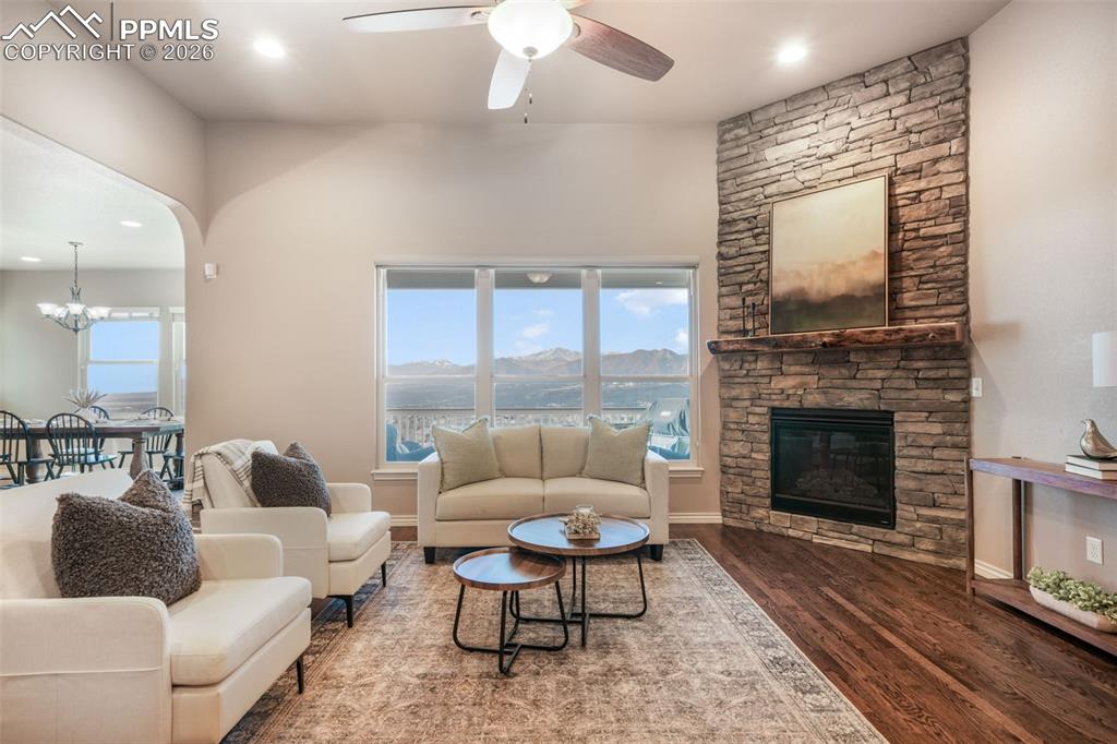 Image 7 of 50: Living Room