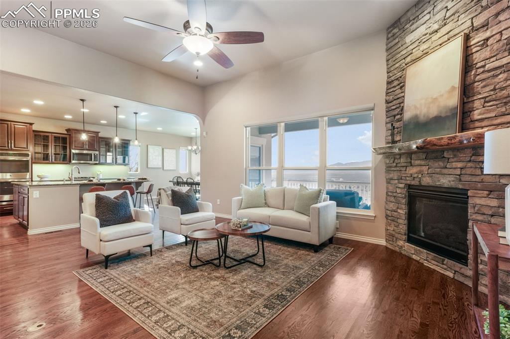 Image 8 of 50: Living Room