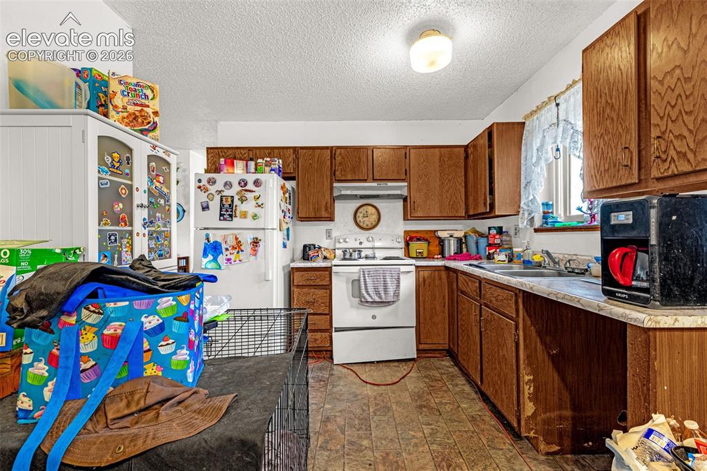 Image 14 of 21: Kitchen