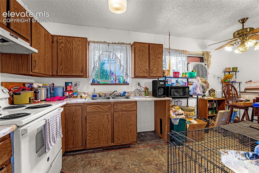 Image 16 of 21: Kitchen