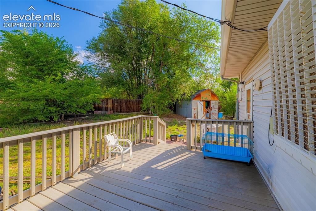 Image 17 of 21: Deck