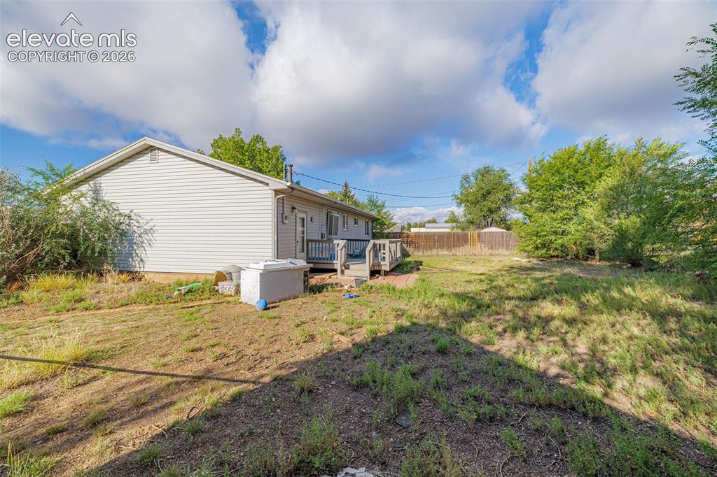 Image 20 of 21: Yard
