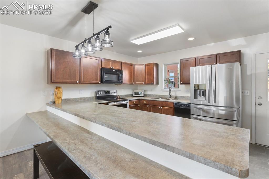 Image 15 of 40: Kitchen