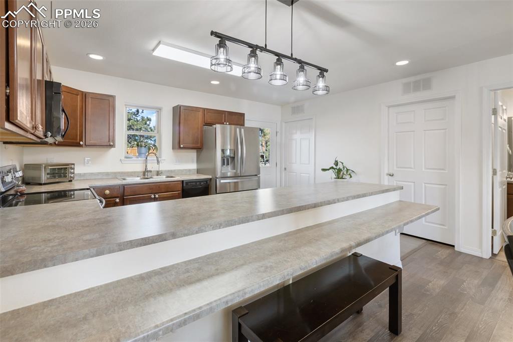 Image 19 of 40: Kitchen