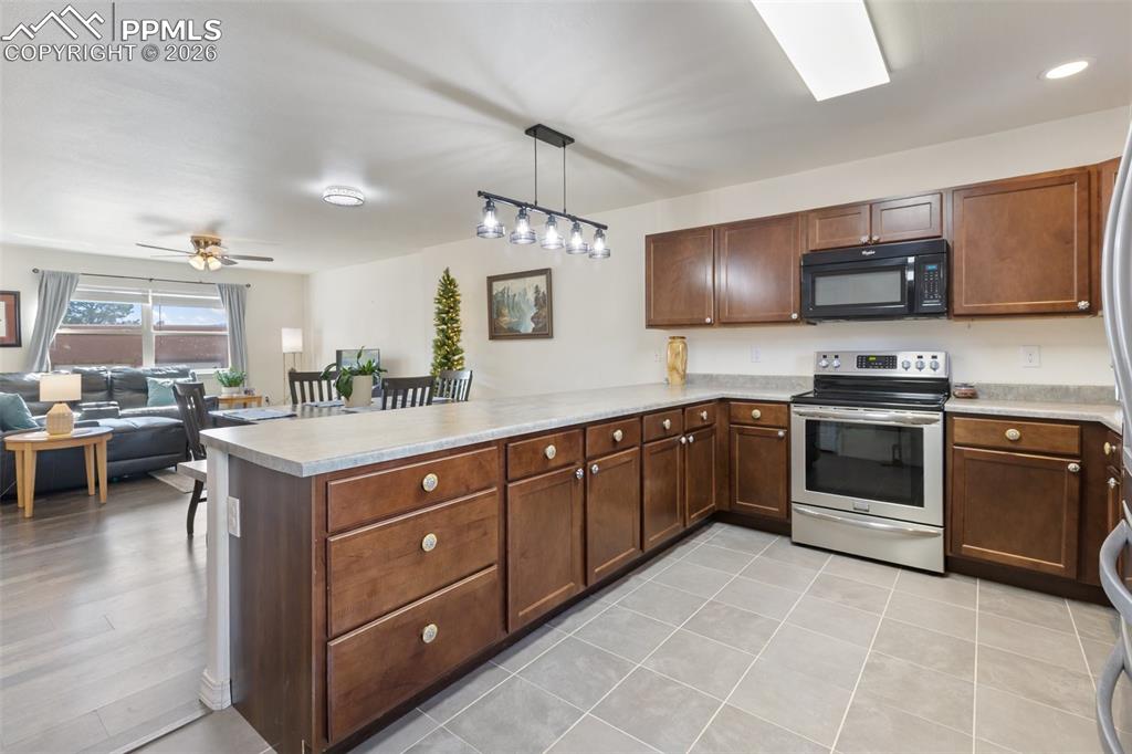 Image 20 of 40: Kitchen